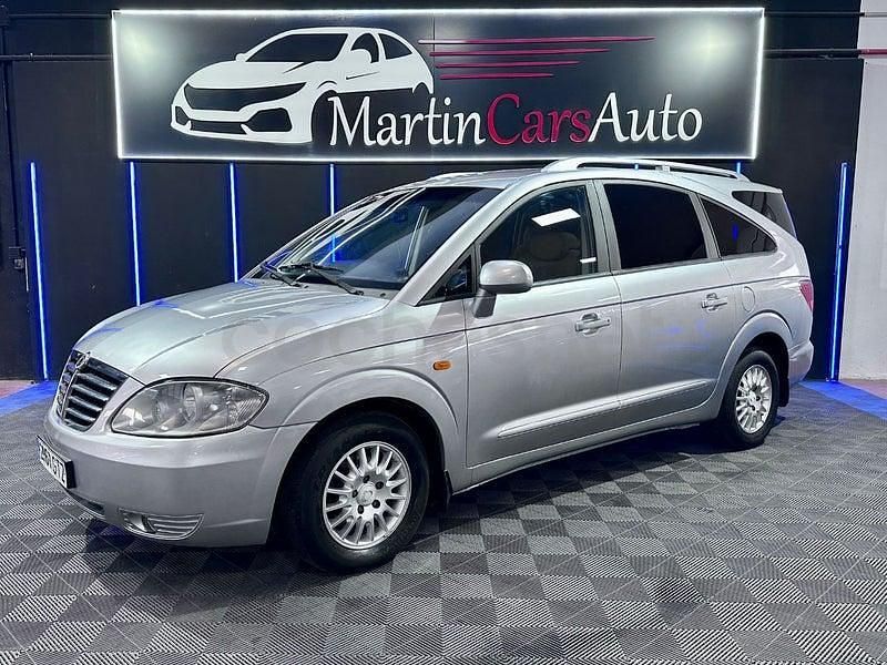 Usado Ssangyong (KGM) Rodius 165 CV (121 kW) 2010 Gris / plata Monovolumen