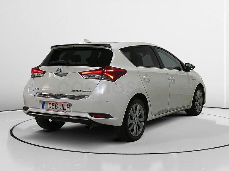Usado Toyota Auris Hybrid Advance 136 CV (100 kW) 2016 Blanco Berlina