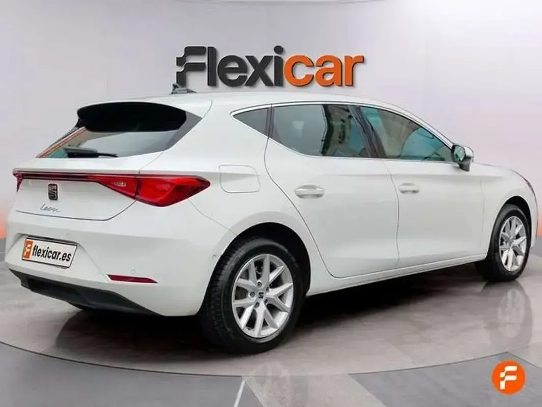 Usado Seat Leon Style 150 CV (110 kW) 2025 Blanco Berlina