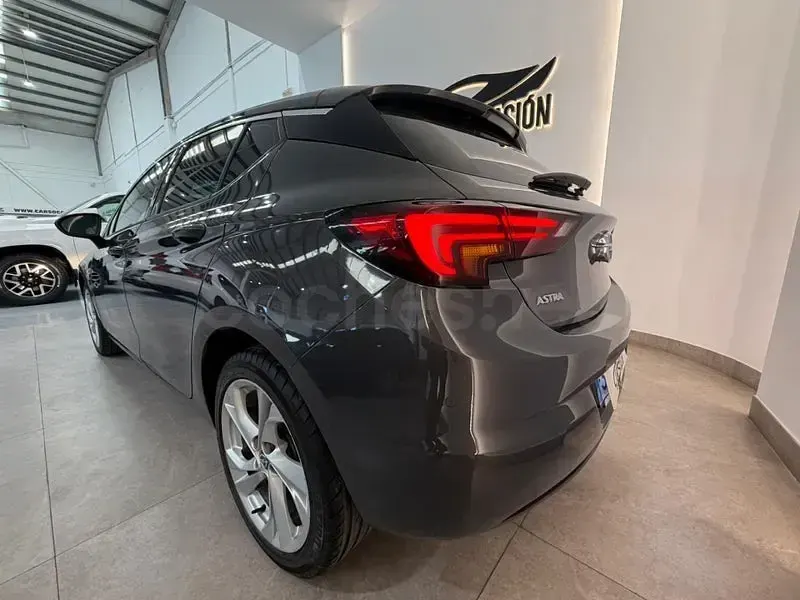 Usado Opel Astra Business 110 CV (80 kW) 2017 Gris / plata Berlina