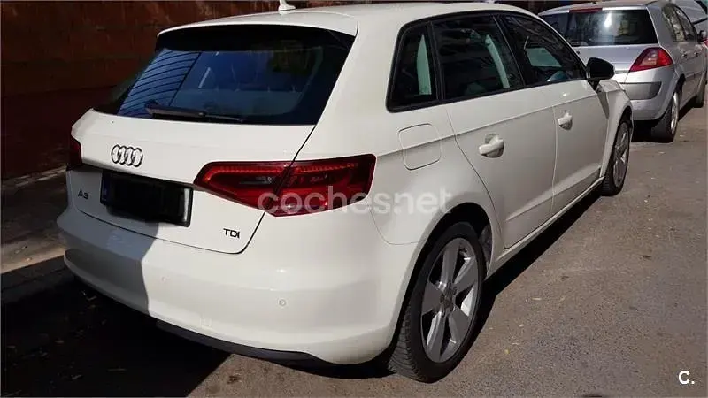 Usado Audi A3 Attraction 105 CV (77 kW) 2013 Blanco Berlina