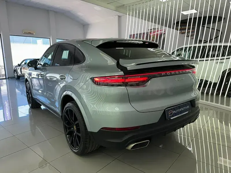 Usado Porsche Cayenne 462 CV (339 kW) 2021 Gris / plata SUV