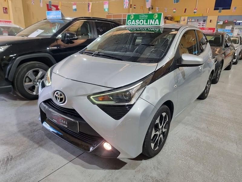 Usado Toyota Aygo X-play 72 CV (52 kW) 2020 Gris / plata Utilitario
