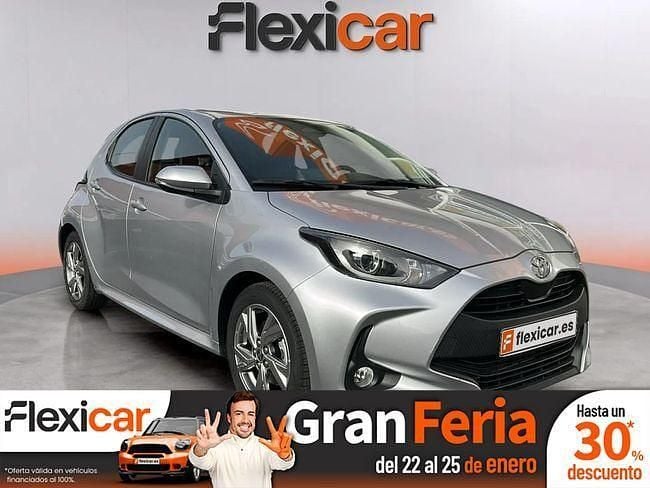Gris Usado 2024 Toyota Yaris Hybrid Active Berlina | 20.490 € (Precio justo) - Imagen 1/4