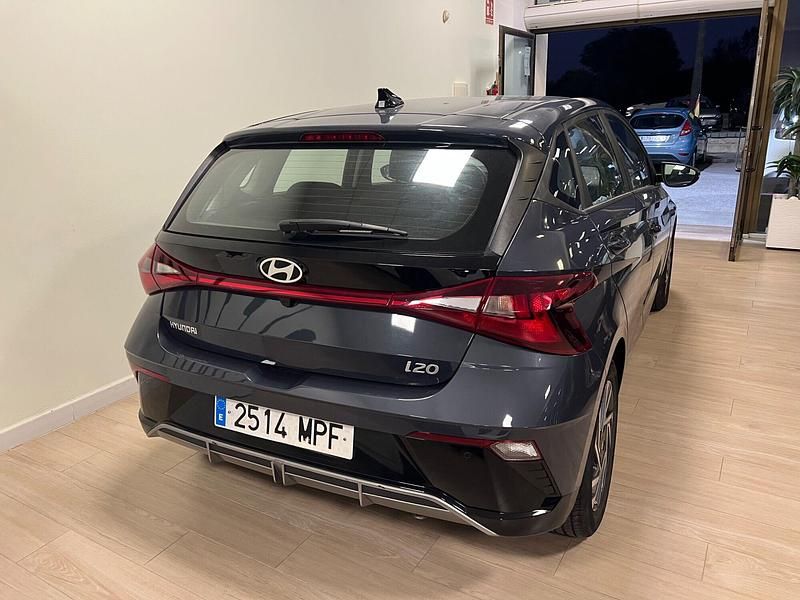 Usado Hyundai i20 100 CV (73 kW) 2024 Gris Utilitario