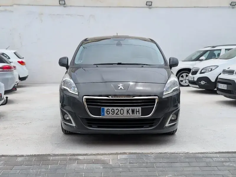Usado Peugeot 5008 Active 115 CV (84 kW) 2013 Gris / plata Monovolumen