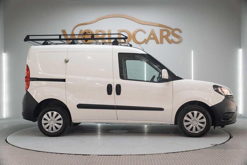 Usado Fiat Doblò 95 CV (69 kW) 2021 Blanco Monovolumen