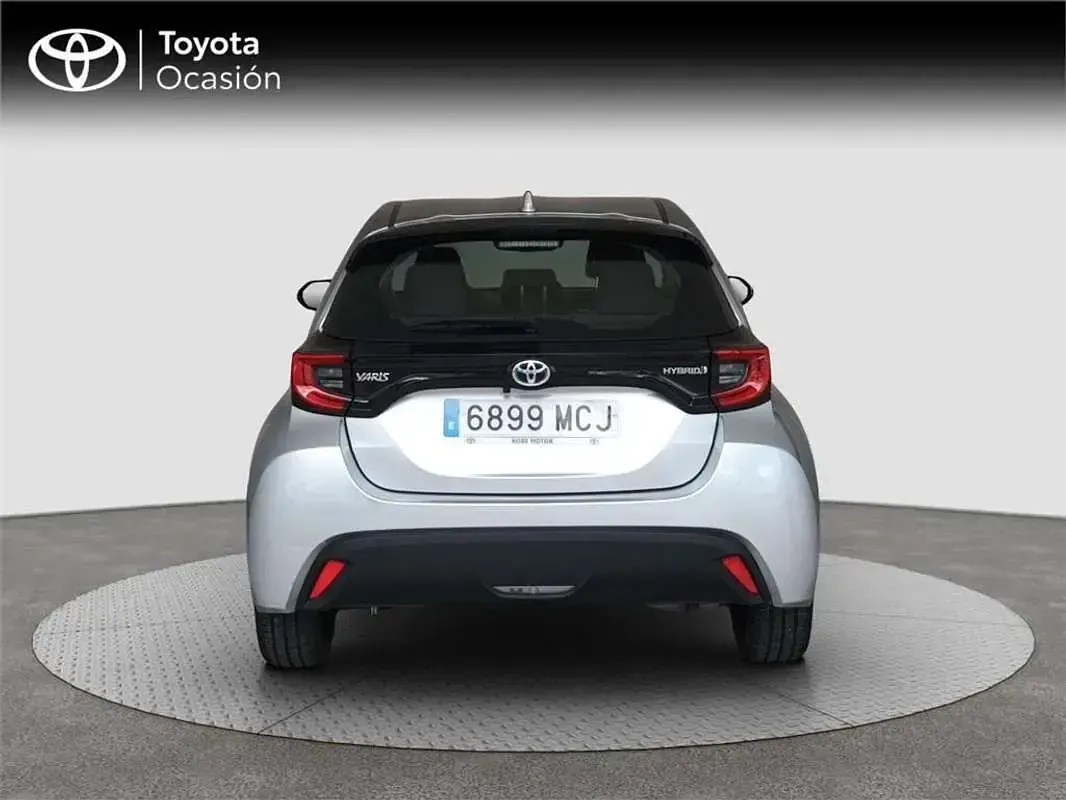 Usado Toyota Yaris Hybrid Active 116 CV (85 kW) 2022 Gris Utilitario