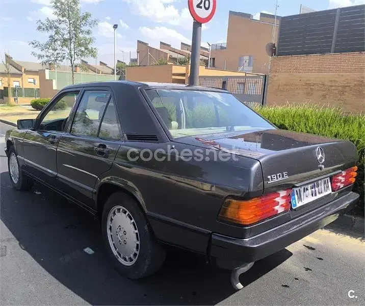 Usado Mercedes 190 126 CV (92 kW) 1987 Negro Berlina