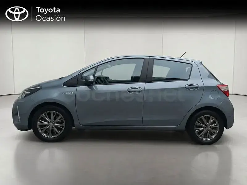 Usado Toyota Yaris Hybrid Active 100 CV (73 kW) 2018 Gris / plata Berlina