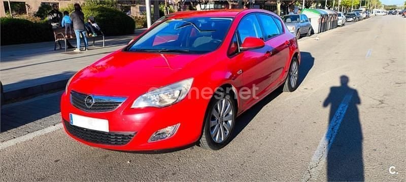 Usado Opel Astra Enjoy 110 CV (80 kW) 2011 Rojo Berlina