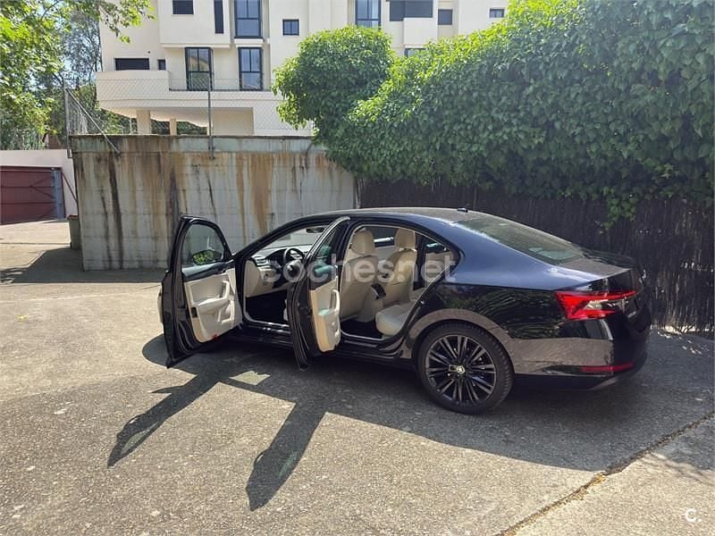 Usado Skoda Superb Style 218 CV (160 kW) 2021 Negro Berlina