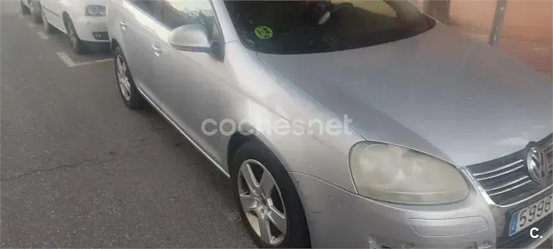Usado VW Jetta Advance 105 CV (77 kW) 2006 Gris / plata Berlina