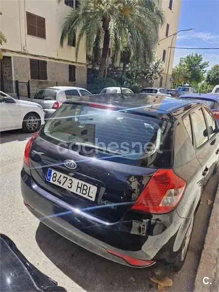 Usado Kia Ceed 115 CV (84 kW) 2011 Negro Utilitario