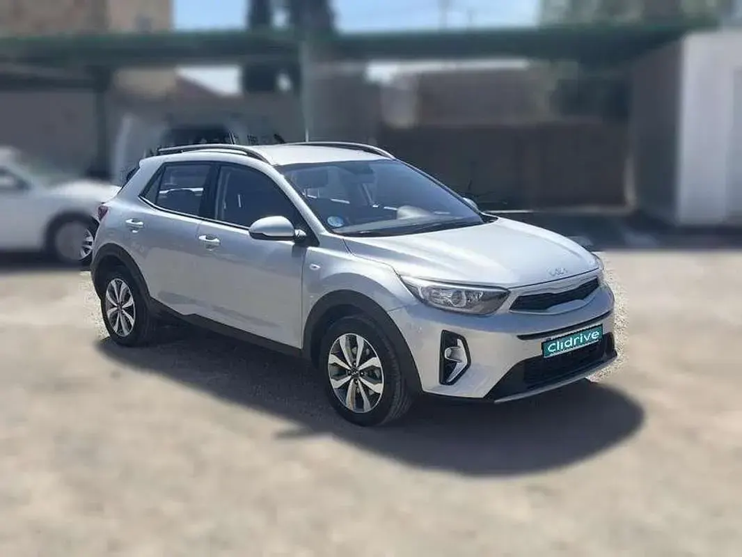 Usado Kia Stonic 101 CV (74 kW) 2023 Gris SUV