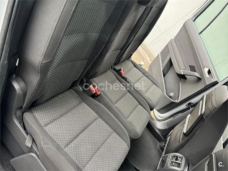 Usado VW Touran Advance 150 CV (110 kW) 2017 Gris / plata Monovolumen