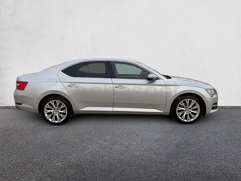 Usado Skoda Superb Ambition 150 CV (110 kW) 2021 Gris / plata Berlina