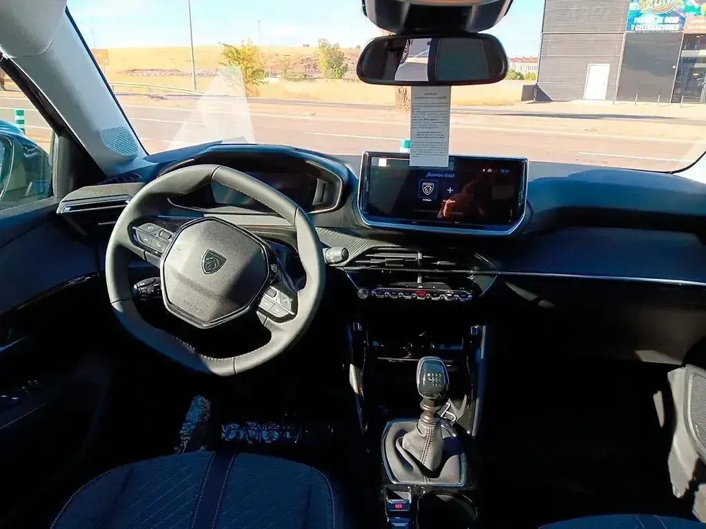 Nuevo Peugeot 208 Allure 100 CV (73 kW) 2025 Gris Utilitario