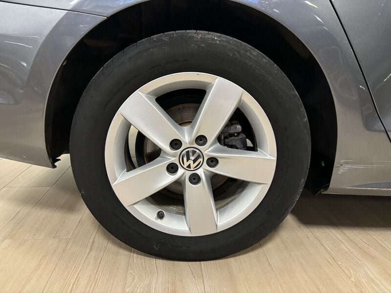 Usado VW Jetta Advance 105 CV (77 kW) 2012 Gris Berlina