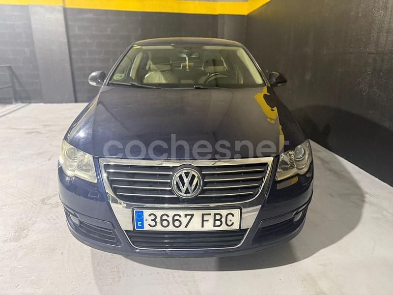 Azul Usado 2007 VW Passat Trendline Berlina | 3900 € (Precio justo) - Imagen 1/4