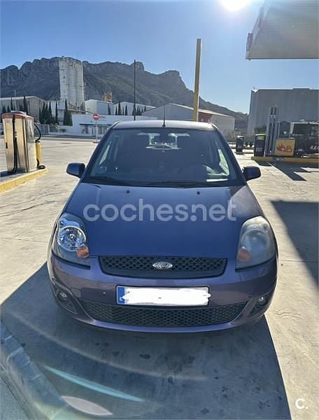 Usado Ford Fiesta Trend 80 CV (58 kW) 2006 Azul Utilitario