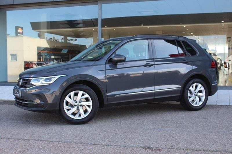 Usado VW Tiguan Life 150 CV (110 kW) 2022 Gris SUV