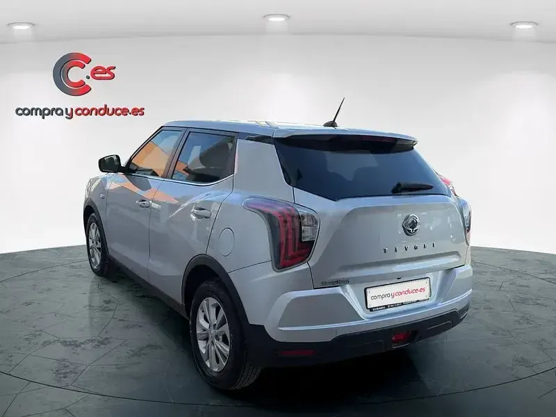 Usado SsangYong Tivoli 163 CV (119 kW) 2020 Gris / plata SUV