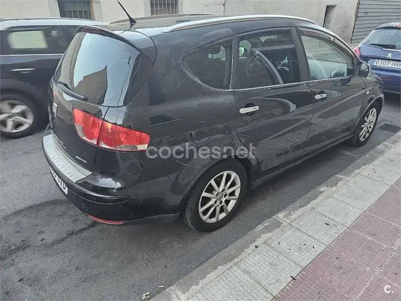 Usado Seat Altea XL Ecomotive 105 CV (77 kW) 2010 Negro Monovolumen