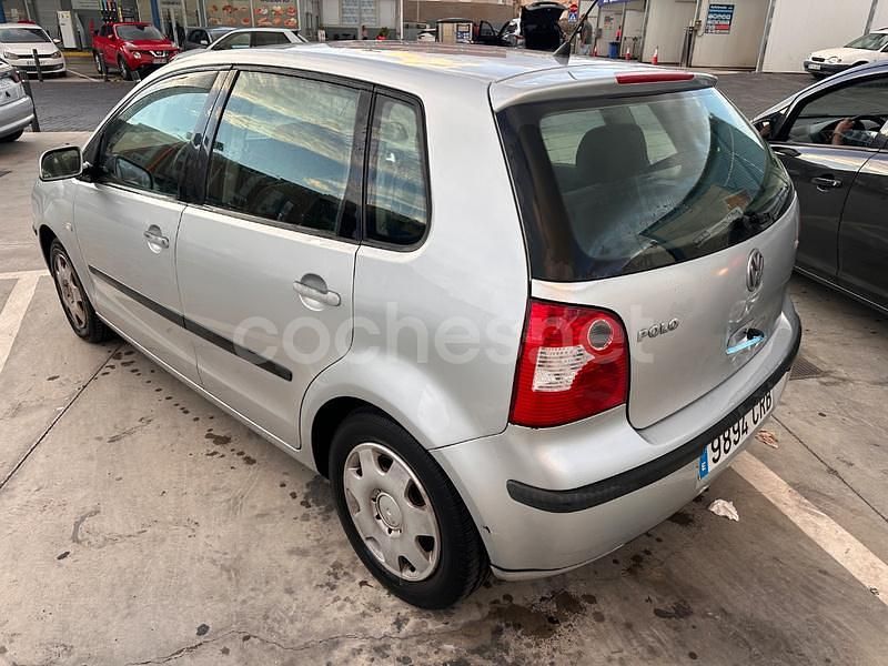 Usado VW Polo Highline 75 CV (55 kW) 2004 Gris / plata Berlina