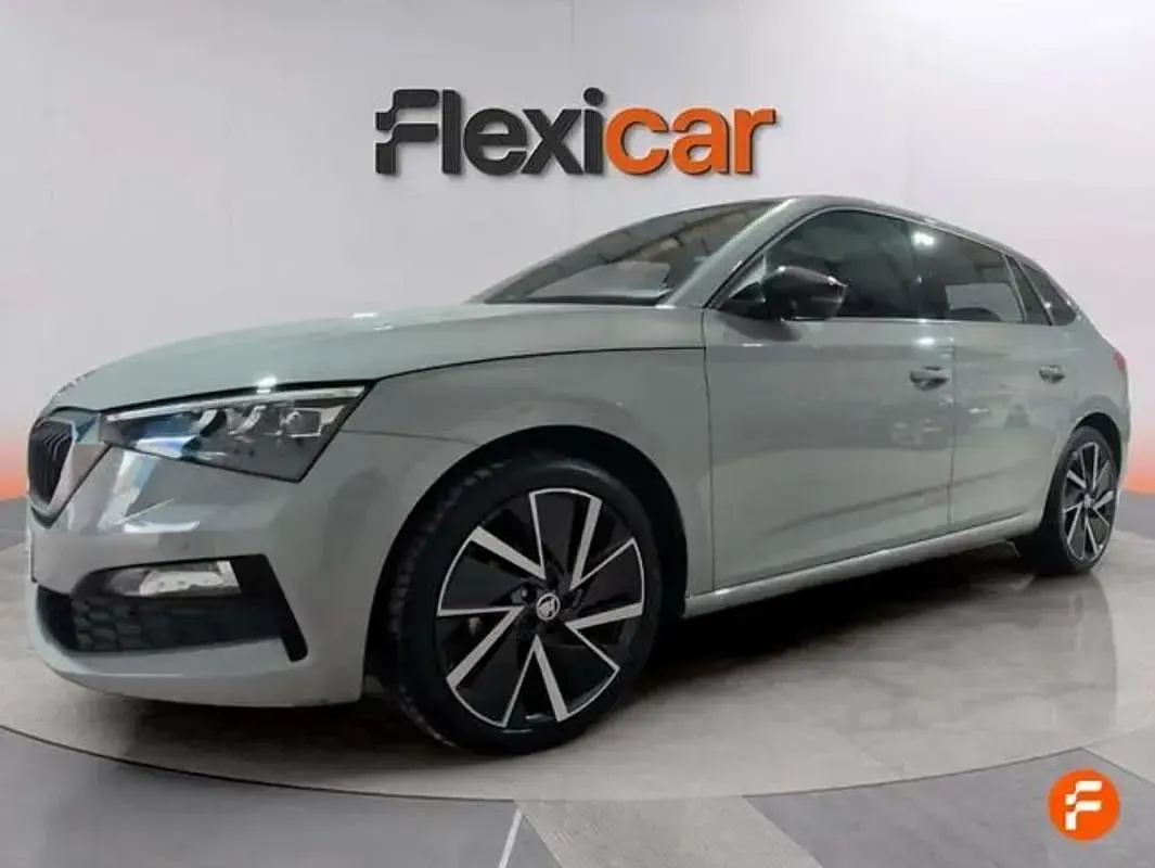 Usado Skoda Scala Sport 150 CV (110 kW) 2021 Gris Utilitario