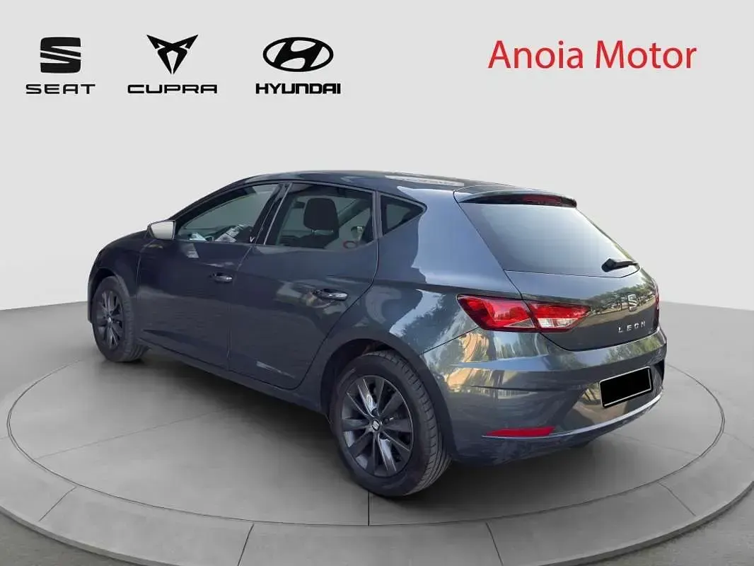 Usado Seat Leon Style 131 CV (96 kW) 2020 Gris Utilitario