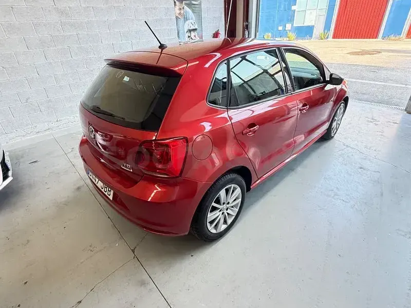 Usado VW Polo Sportline 90 CV (66 kW) 2015 Granate Berlina