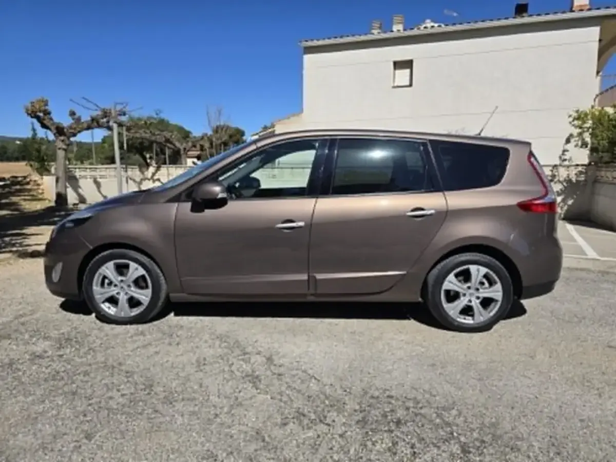 Usado Renault Scénic III Dynamique 131 CV (96 kW) 2010 Marrón Monovolumen