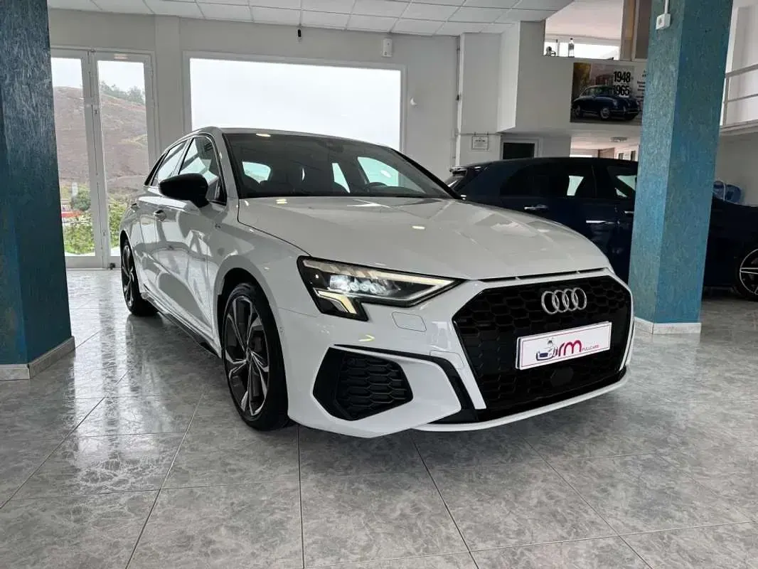 Usado Audi A3 Sportback Ambiente 116 CV (85 kW) 2021 Blanco Utilitario