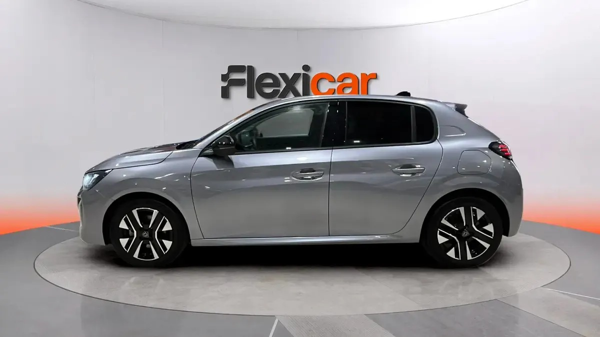Usado Peugeot 208 Allure 101 CV (74 kW) 2025 Gris Utilitario