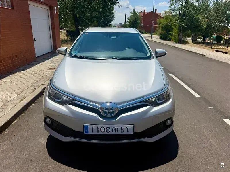 Usado Toyota Auris Hybrid Edition 136 CV (100 kW) 2017 Gris / plata Berlina