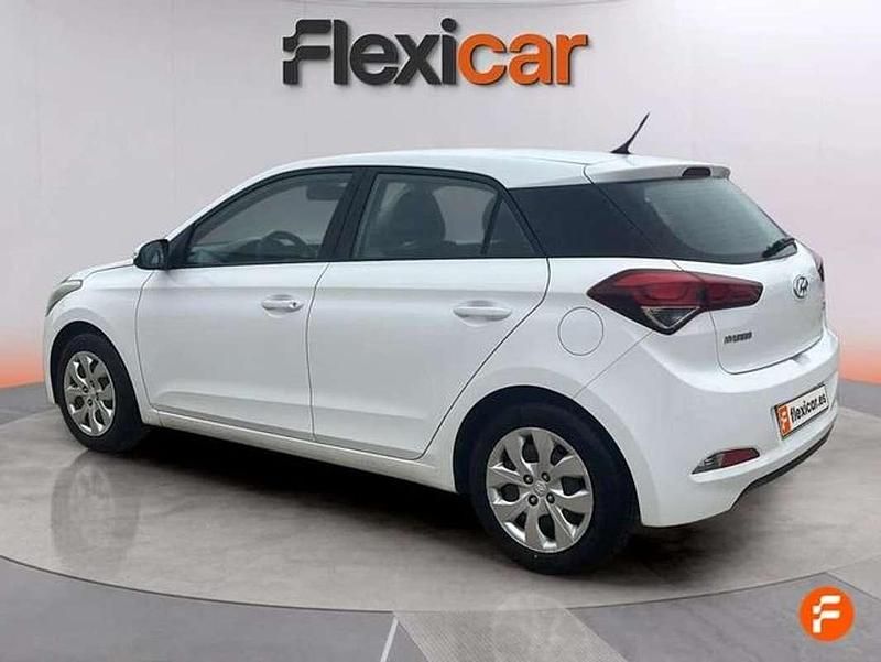 Usado Hyundai i20 84 CV (61 kW) 2016 Blanco Utilitario