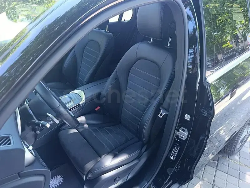 Usado Mercedes GLC300e 320 CV (235 kW) 2021 Negro SUV
