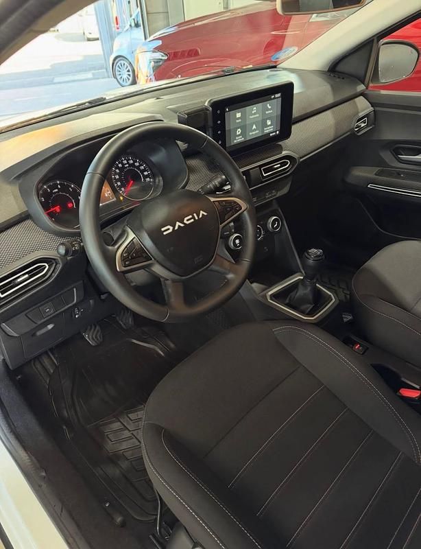 Usado Dacia Jogger Essentiel 100 CV (73 kW) 2023 Blanco Monovolumen