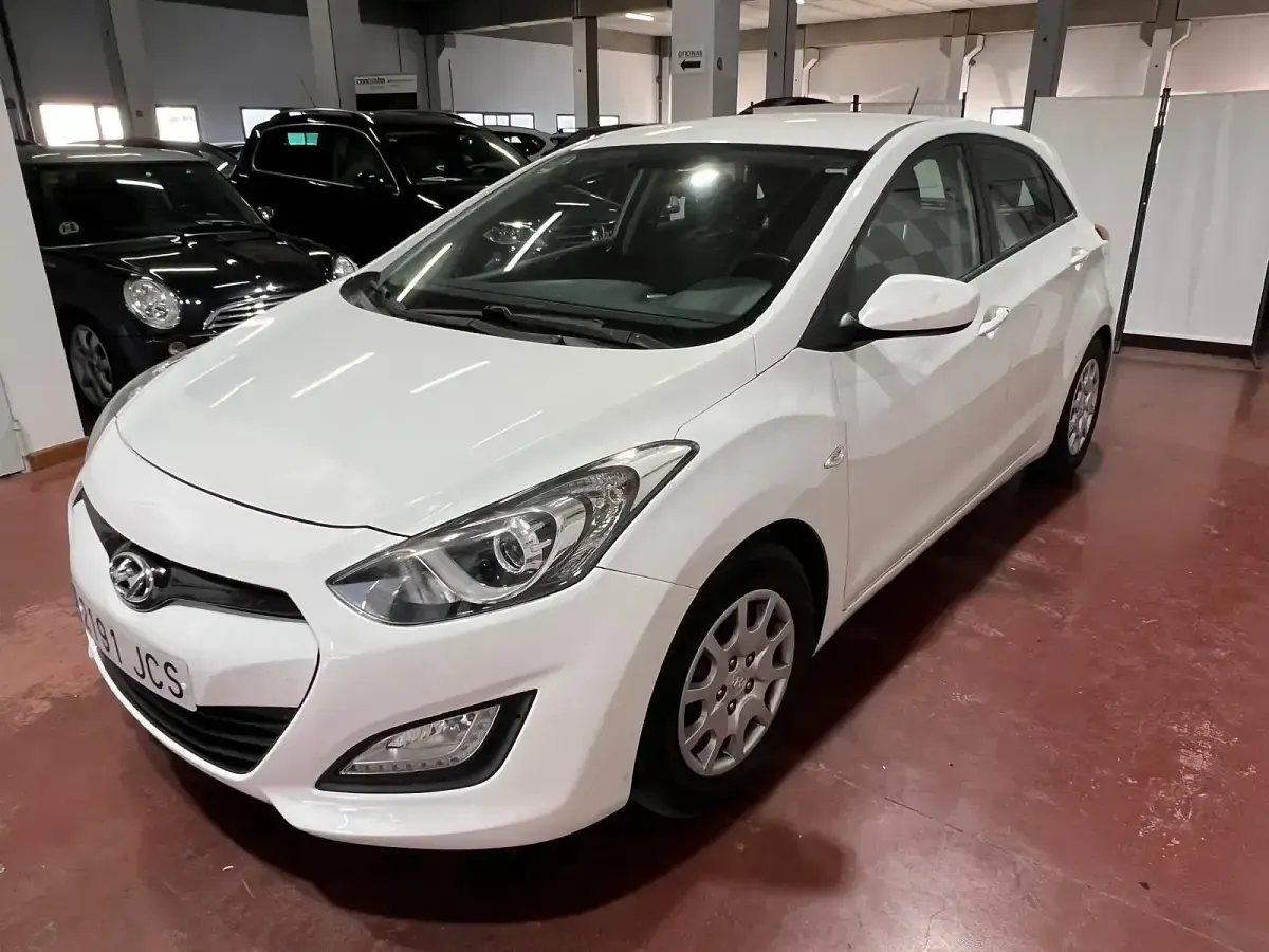 Usado Hyundai i30 100 CV (73 kW) 2015 Blanco Berlina
