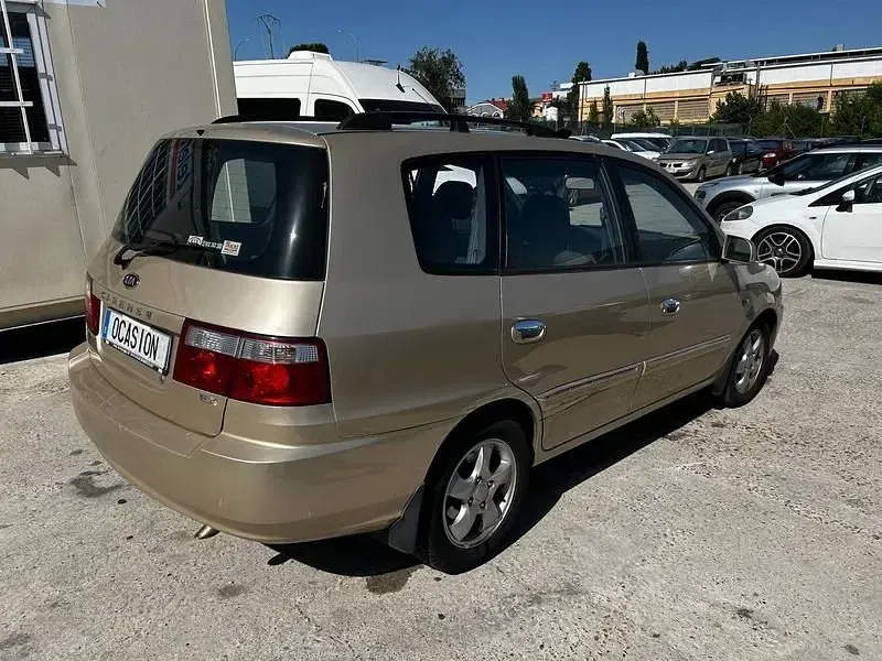 Usado Kia Carens EX 140 CV (102 kW) 2006 Marrón Monovolumen