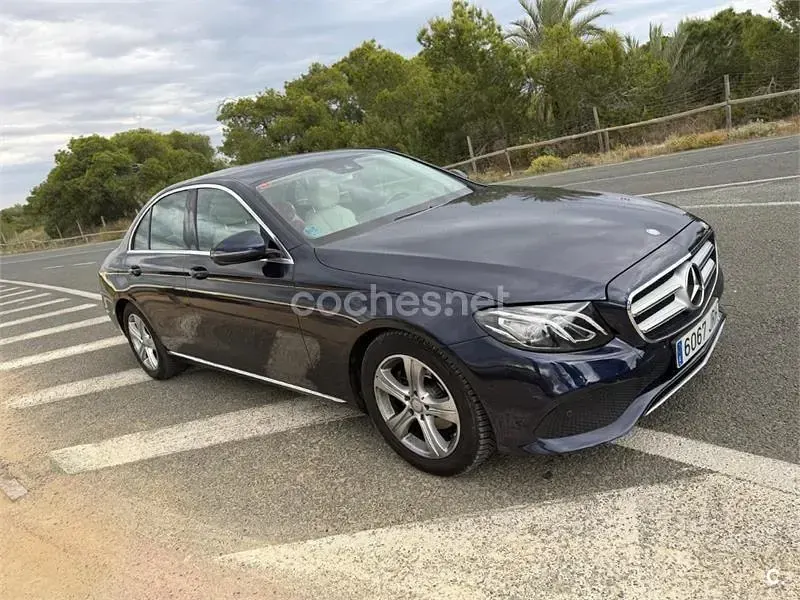 Usado Mercedes E220 194 CV (142 kW) 2016 Azul Berlina