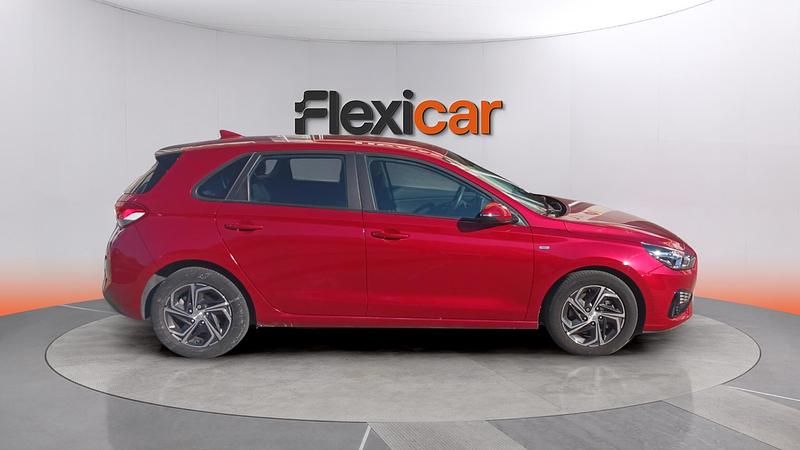 Usado Hyundai i30 120 CV (88 kW) 2022 Rojo Berlina