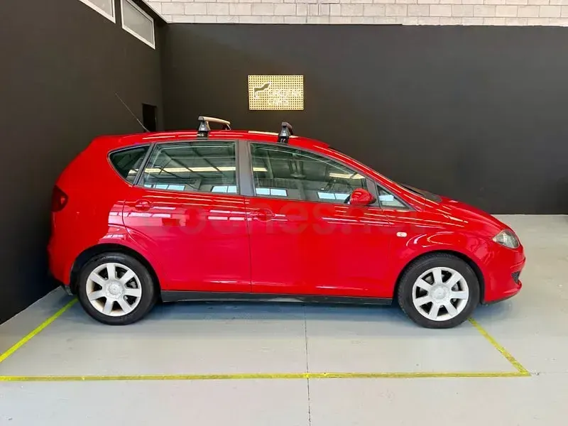 Usado Seat Altea Reference 105 CV (77 kW) 2005 Rojo Monovolumen