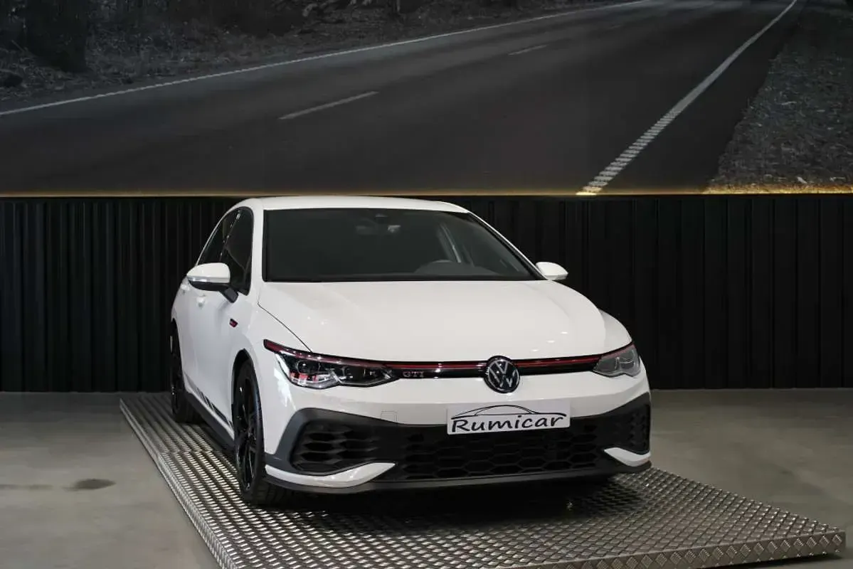 Usado VW Golf VII GTI 300 CV (220 kW) 2021 Blanco Utilitario