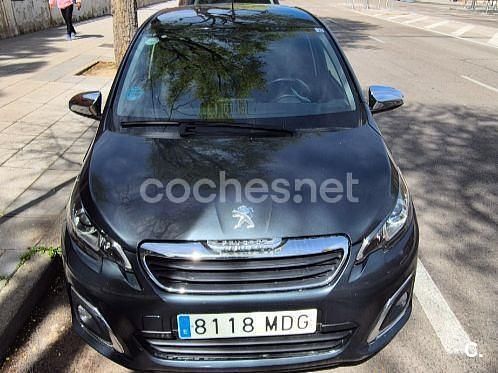 Usado Peugeot 108 Active 72 CV (52 kW) 2021 Gris / plata Berlina