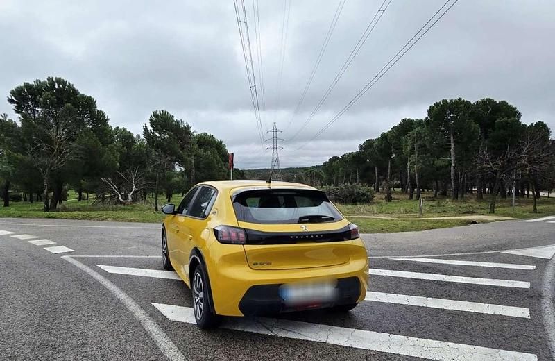 Usado Peugeot e-208 Allure 100 kW (136 CV) 2023 Amarillo Utilitario