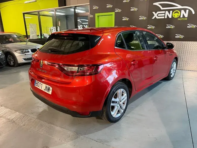 Usado Renault Mégane IV Intens 100 CV (73 kW) 2016 Rojo Berlina