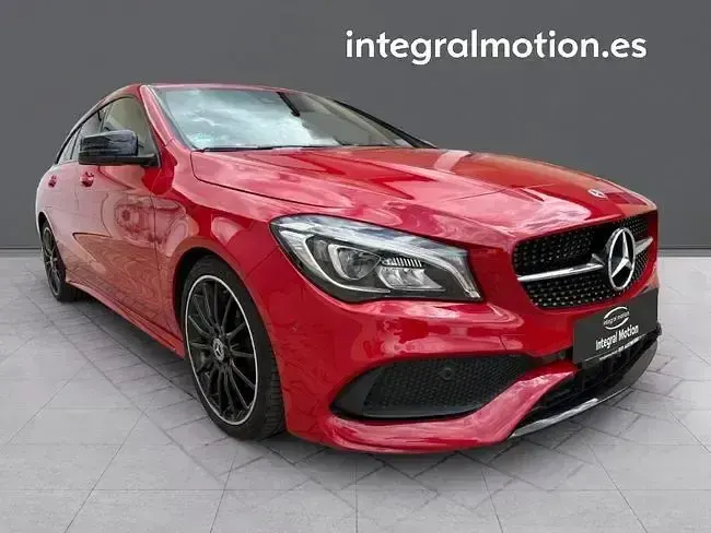 Usado Mercedes CLA180 Shooting Brake 122 CV (89 kW) 2018 Rojo Familiar