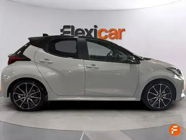 Usado Toyota Yaris Hybrid Plus 116 CV (85 kW) 2022 Blanco